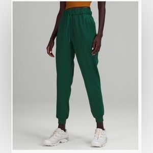 Lululemon STRETCH HIGH RISE JOGGER FULL LENGTH
Everglade Green like new